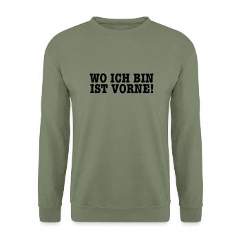 wo ich bin ist vorne! - Unisex Pullover - Armeegrün - Vorne - Alina (178cm) & Michal (187cm)
