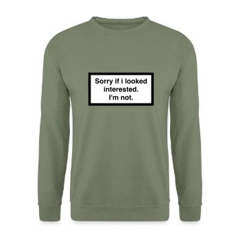 SORRY IF I LOOKED INTERESTED. I'M NOT. - Unisex Pullover - Armeegrün - Vorne - Alina (178cm) & Michal (187cm)