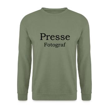Presse - Unisex Pullover - Armeegrün - Vorne - Alina (178cm) & Michal (187cm)