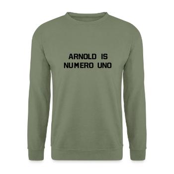 ARNOLD IS NUMERO UNO - Unisex Pullover - Armeegrün - Vorne - Alina (178cm) & Michal (187cm)