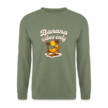 Banana Vibes Only – L’été peut arriver - Sweat-shirt Unisexe - vert militaire - Devant - Alina (178cm) & Michal (187cm)