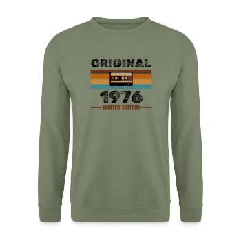 Original 1976 – Retro Kassette Limited Edition - Unisex Pullover - Armeegrün - Vorne - Alina (178cm) & Michal (187cm)