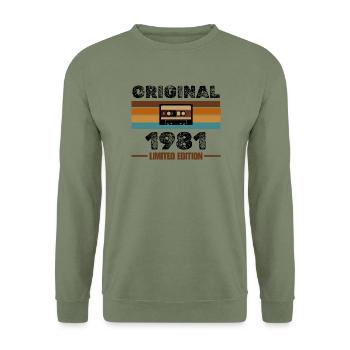 Original 1981 – Retro Kassette Limited Edition - Unisex Pullover - Armeegrün - Vorne - Alina (178cm) & Michal (187cm)