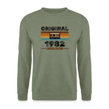 Original 1982 – Retro Kassette Limited Edition - Unisex Pullover - Armeegrün - Vorne - Alina (178cm) & Michal (187cm)