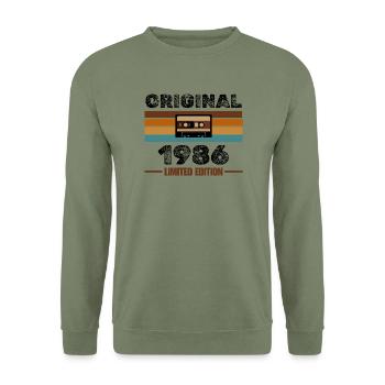 Original 1986 – Retro Kassette Limited Edition - Unisex Pullover - Armeegrün - Vorne - Alina (178cm) & Michal (187cm)