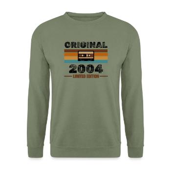 Original 2004 – Retro Kassette Limited Edition - Unisex Pullover - Armeegrün - Vorne - Alina (178cm) & Michal (187cm)