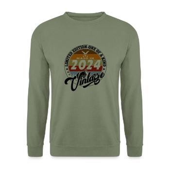 Vintage élégant : 2024 Cadeau rétro 2024 2025 - Sweat-shirt Unisexe - vert militaire - Devant - Alina (178cm) & Michal (187cm)