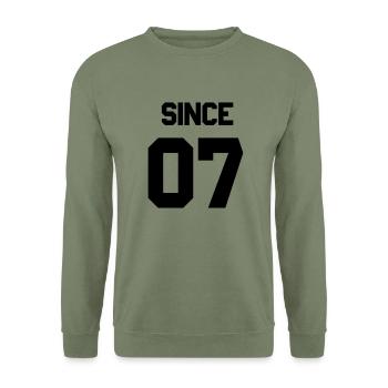 Together since 2007 Paarshirt - Unisex Pullover - Armeegrün - Vorne - Alina (178cm) & Michal (187cm)