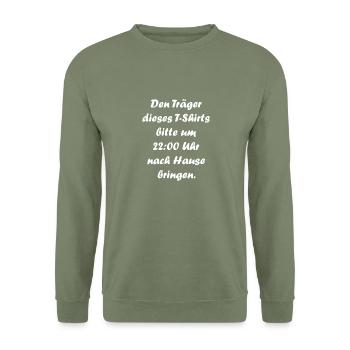 Den Träger bitte um 22 Uhr nach Hause bringen. - Unisex Pullover - Armeegrün - Vorne - Alina (178cm) & Michal (187cm)