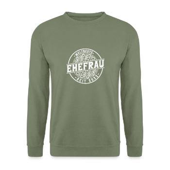 Beste Ehefrau seit 2022 1. Hochzeitstag - Unisex Pullover - Armeegrün - Vorne - Alina (178cm) & Michal (187cm)
