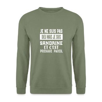 Cadeau femme Je suis pas dieu mais Sandrine - Sweat-shirt Unisexe - vert militaire - Devant - Alina (178cm) & Michal (187cm)