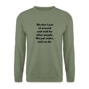 Wir sitzen nicht nur herum und warten auf andere - Unisex Pullover - Armeegrün - Vorne - Alina (178cm) & Michal (187cm)