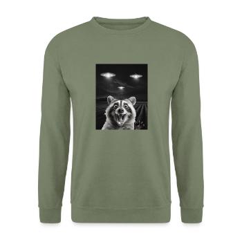 Funny raccoon selfie in front of UFOs Raccoon UFO - Unisex Sweatshirt - army green - Front - Alina (178cm) & Michal (187cm)