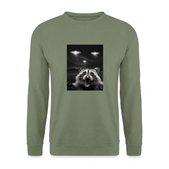 Funny raccoon selfie in front of UFOs Raccoon UFO - Unisex Sweatshirt - army green - Front - Alina (178cm) & Michal (187cm)