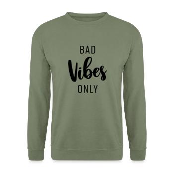BAD VIBES ONLY - Unisex Pullover - Armeegrün - Vorne - Alina (178cm) & Michal (187cm)