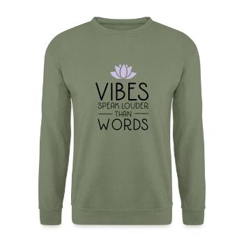 Vibes Speak Louder Than Words - Sweat-shirt Unisexe - vert militaire - Devant - Alina (178cm) & Michal (187cm)