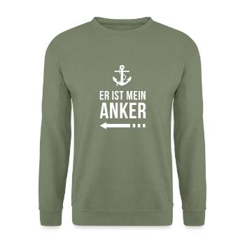 Er ist mein Anker | Partnershirt | Ehefrau | Ehe - Unisex Pullover - Armeegrün - Vorne - Alina (178cm) & Michal (187cm)