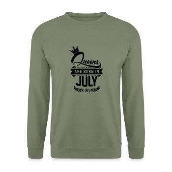 Queens are born in July - Unisex Pullover - Armeegrün - Vorne - Alina (178cm) & Michal (187cm)