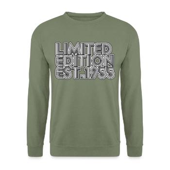 ÉDITION LIMITÉE EST. 1955 - Sweat-shirt Unisexe - vert militaire - Devant - Alina (178cm) & Michal (187cm)