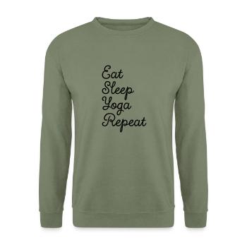 Eat, Sleep, Yoga, Repeat - Unisex Pullover - Armeegrün - Vorne - Alina (178cm) & Michal (187cm)