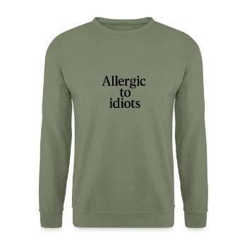 Allergic to idiots - Unisex Pullover - Armeegrün - Vorne - Alina (178cm) & Michal (187cm)