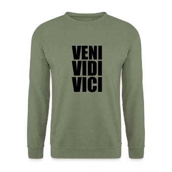 veni vidi vici - Unisex Pullover - Armeegrün - Vorne - Alina (178cm) & Michal (187cm)