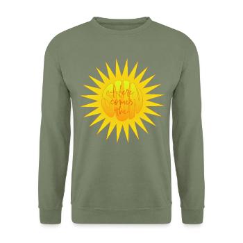 Here comes the sun - Sonne - Sonnenschein - Unisex Pullover - Armeegrün - Vorne - Alina (178cm) & Michal (187cm)
