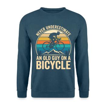 Never Underestimate An Old Guy On A Bicycle - Unisex Pullover - Meeresblau - Vorne - Alina (178cm) & Michal (187cm)
