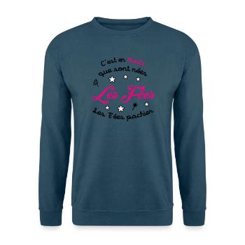 August-Geburtstag – Die Feen scheißen nicht! - Unisex Pullover - Meeresblau - Vorne - Alina (178cm) & Michal (187cm)