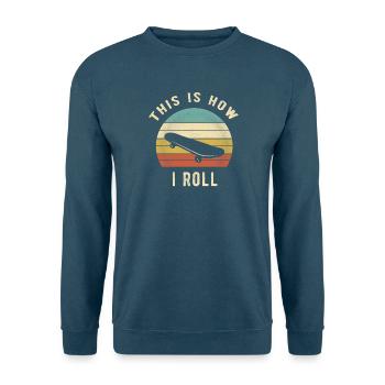 Retro-Skateboard-Liebhaber-Geschenk So rolle ich - Unisex Pullover - Meeresblau - Vorne - Alina (178cm) & Michal (187cm)