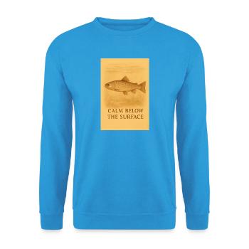 Ruhe unter der Oberfläche – Forellenabdruck - Unisex Pullover - Meeresblau - Vorne - Alina (178cm) & Michal (187cm)