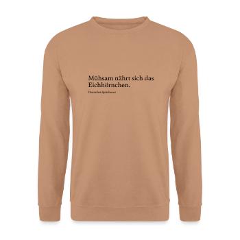Mühsam nährt sich das Eichhörnchen. - Unisex Pullover - Mocca - Vorne - Alina (178cm) & Michal (187cm)
