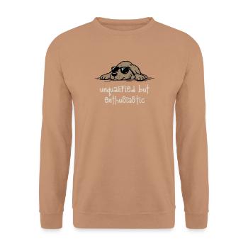 Unqualified but Enthusiastic – Lustiger Hund - Unisex Pullover - Mocca - Vorne - Alina (178cm) & Michal (187cm)
