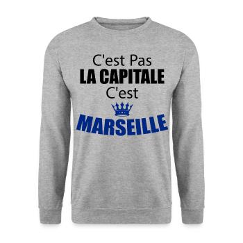 C'est Pas La Capitale C'est Marseille - Sweat-shirt Unisexe - gris chiné - Devant - Alina (178cm) & Michal (187cm)