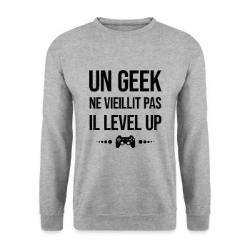 UN GEEK NE VIEILLIT PAS IL LEVEL-UP - Sweat-shirt Unisexe - gris chiné - Devant - Alina (178cm) & Michal (187cm)