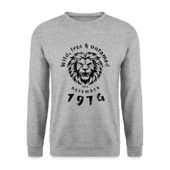 Sauvage, libre et indompté depuis 11/1974 - Sweat-shirt Unisexe - gris chiné - Devant - Alina (178cm) & Michal (187cm)