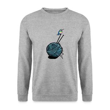 Bunter Kolibri auf Garnknäuel mit Stricknadeln - Unisex Pullover - Weißgrau meliert - Vorne - Alina (178cm) & Michal (187cm)