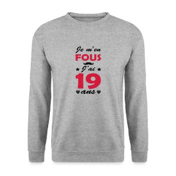 j ai 19 ans / humour anniversaire 19 ans - Sweat-shirt Unisexe - gris chiné - Devant - Alina (178cm) & Michal (187cm)