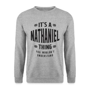 Es ist ein personalisierter Name von Nathaniel Thing - Unisex Pullover - Weißgrau meliert - Vorne - Alina (178cm) & Michal (187cm)