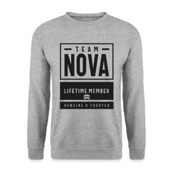 Benutzerdefinierter Name von Nova - Unisex Pullover - Weißgrau meliert - Vorne - Alina (178cm) & Michal (187cm)