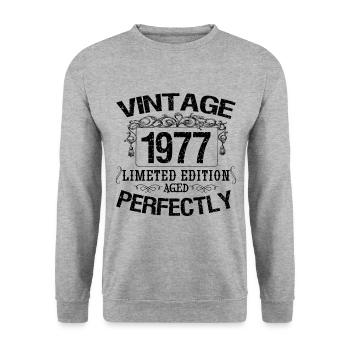1977 Vintage | Limitierte Auflage 1977 perfekt gealtert - Unisex Pullover - Weißgrau meliert - Vorne - Alina (178cm) & Michal (187cm)
