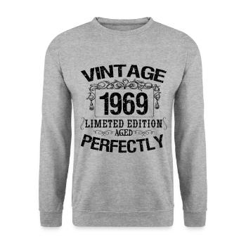 1969 Vintage | Limitierte Auflage 1969 perfekt gealtert - Unisex Pullover - Weißgrau meliert - Vorne - Alina (178cm) & Michal (187cm)