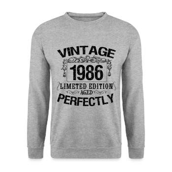 1986 Vintage | Limitierte Auflage 1986 perfekt gealtert - Unisex Pullover - Weißgrau meliert - Vorne - Alina (178cm) & Michal (187cm)