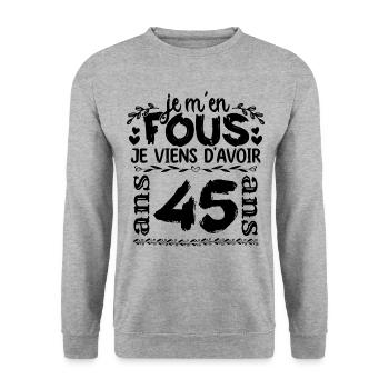 J’ai 45 ans | Je m'en fous j'ai 45 ans - Sweat-shirt Unisexe - gris chiné - Devant - Alina (178cm) & Michal (187cm)