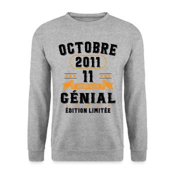 11 Ans Anniversaire Vintage Né(e) en Octobre 2011 - Sweat-shirt Unisexe - gris chiné - Devant - Alina (178cm) & Michal (187cm)