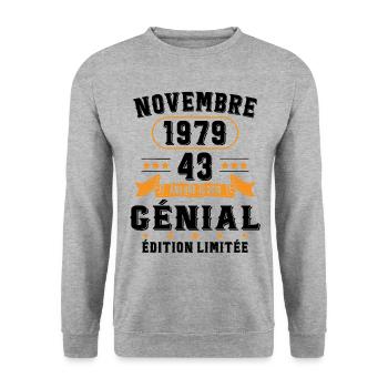 43 Ans Anniversaire Vintage Né(e) en Novembre 1979 - Sweat-shirt Unisexe - gris chiné - Devant - Alina (178cm) & Michal (187cm)