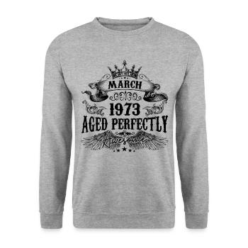 1973| März Aged Perfectly 1973 Geburtstagsgeschenk - Unisex Pullover - Weißgrau meliert - Vorne - Alina (178cm) & Michal (187cm)