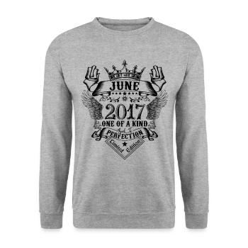 Geburtstag Juni 2017 geboren im Juni 2017 - Unisex Pullover - Weißgrau meliert - Vorne - Alina (178cm) & Michal (187cm)