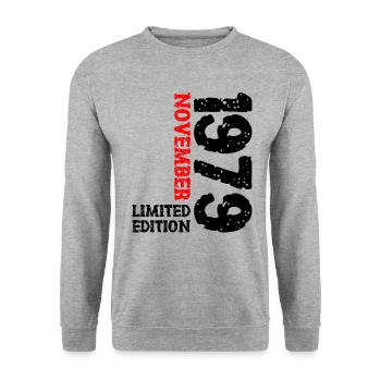 1979 November Limited Edition 44. Geburtstag Deko - Unisex Pullover - Weißgrau meliert - Vorne - Alina (178cm) & Michal (187cm)