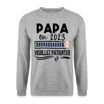 Papa 2023 Bébé Naissance Père Cadeau Humour - Sweat-shirt Unisexe - gris chiné - Devant - Alina (178cm) & Michal (187cm)